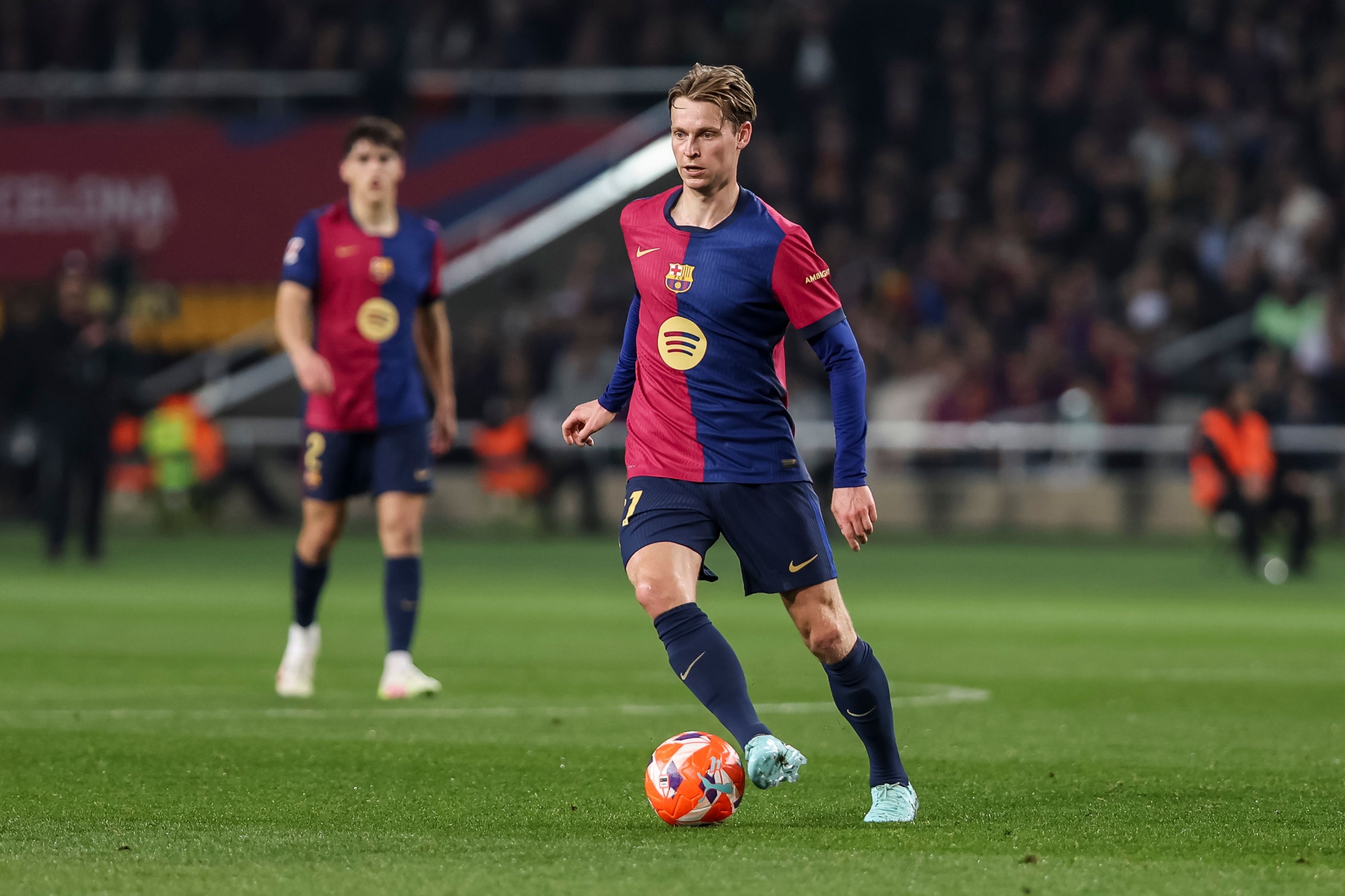 世体：德容缺席今天巴萨的合练，不会参加与瓦伦西亚的比赛